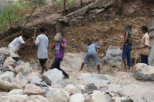 Beschermingsmuur voor kindertehuis.