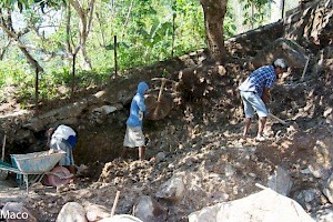 Beschermingsmuur voor kindertehuis Maria Stella Maris in Nebe.