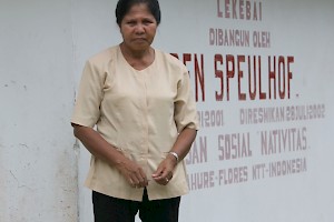 Ibu Esta is met pensioen.